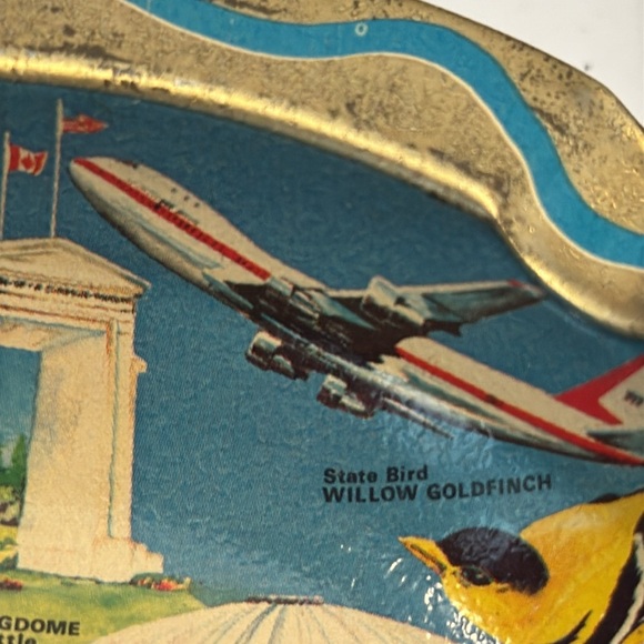 Vintage Souvenir Ashtray with Scenic Design - Picture 3 of 8